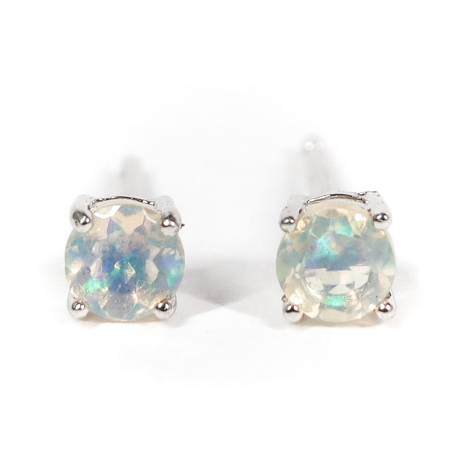 Pendientes pegados con piedra preciosa de Ópalo de 4 mm engarzado en plata de ley