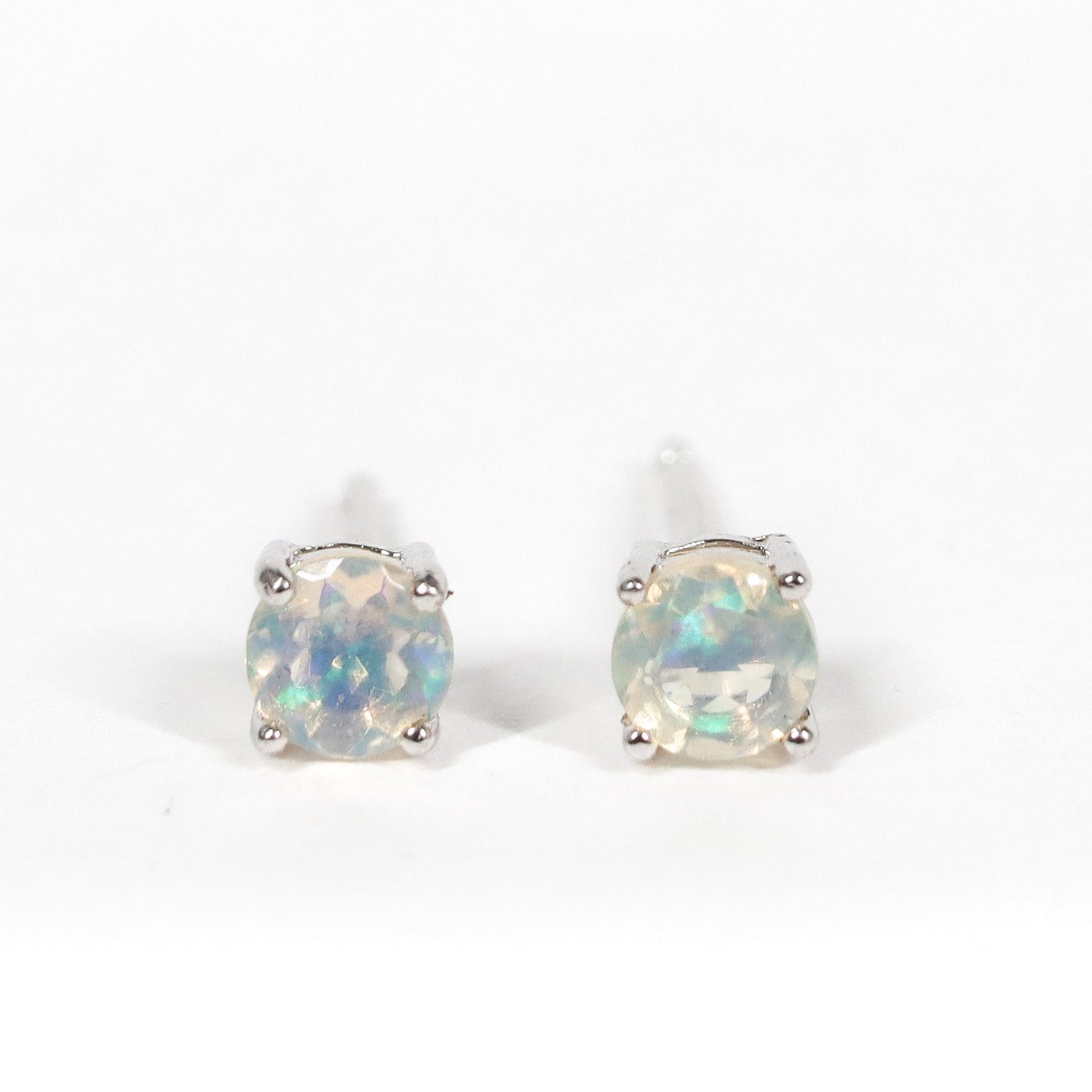 Pendientes pegados con piedra preciosa de Ópalo de 4 mm engarzado en plata de ley