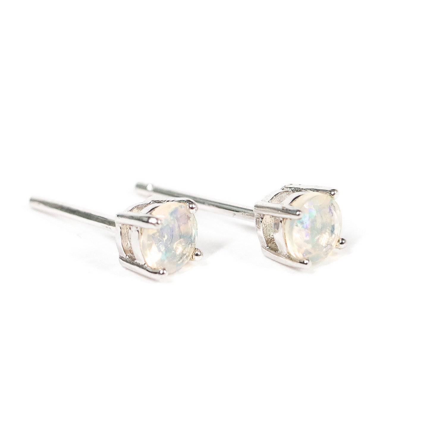 Pendientes pegados con piedra preciosa de Ópalo de 4 mm engarzado en plata de ley