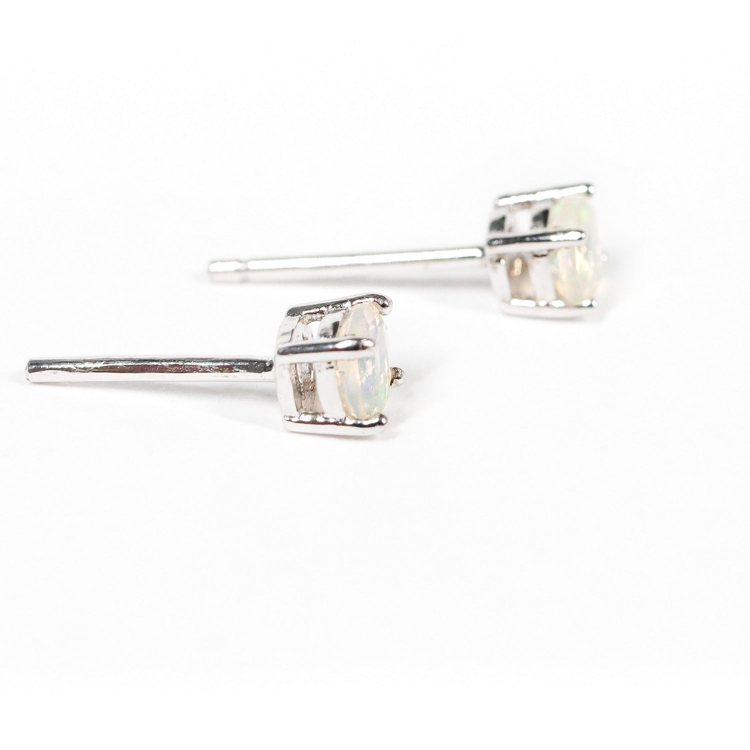 Pendientes pegados con piedra preciosa de Ópalo de 4 mm engarzado en plata de ley