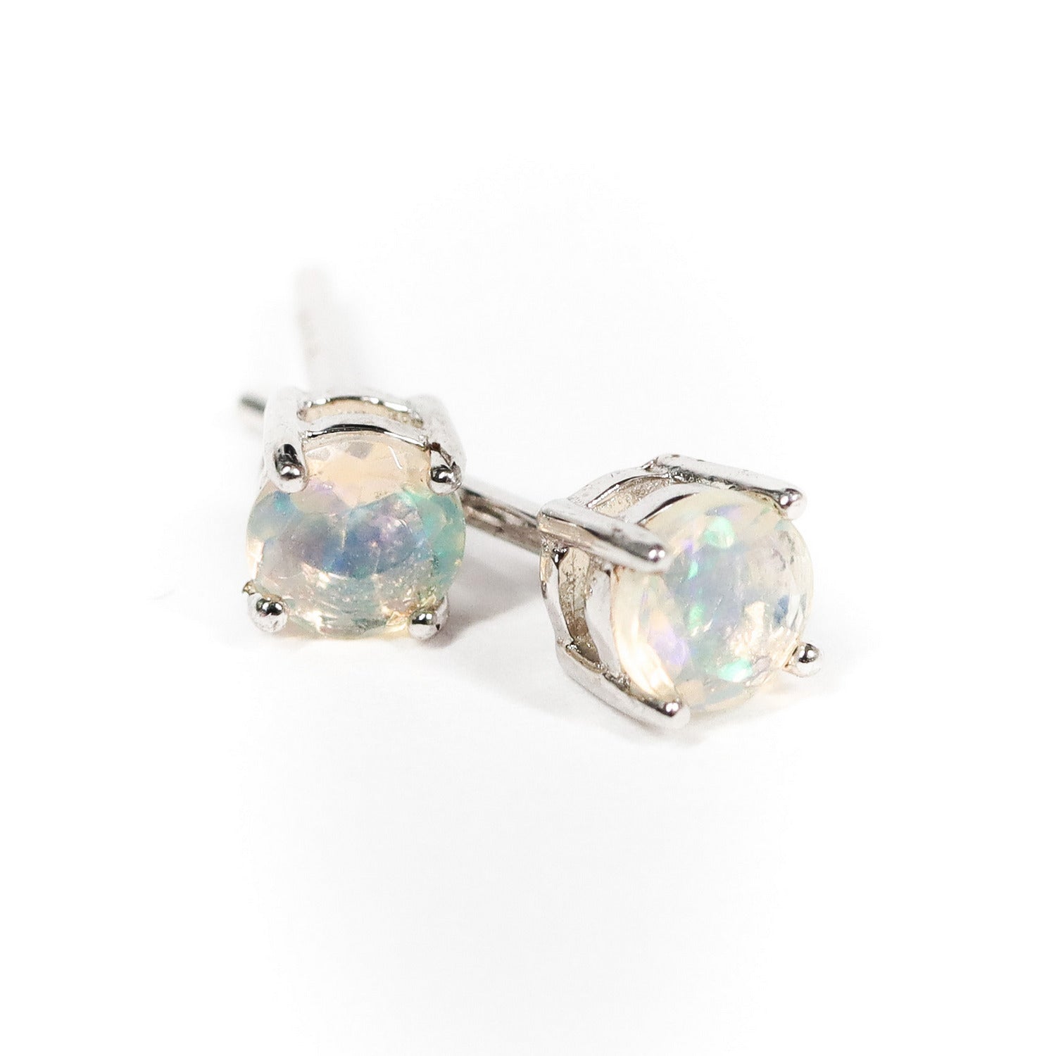 Pendientes pegados con piedra preciosa de Ópalo de 4 mm engarzado en plata de ley