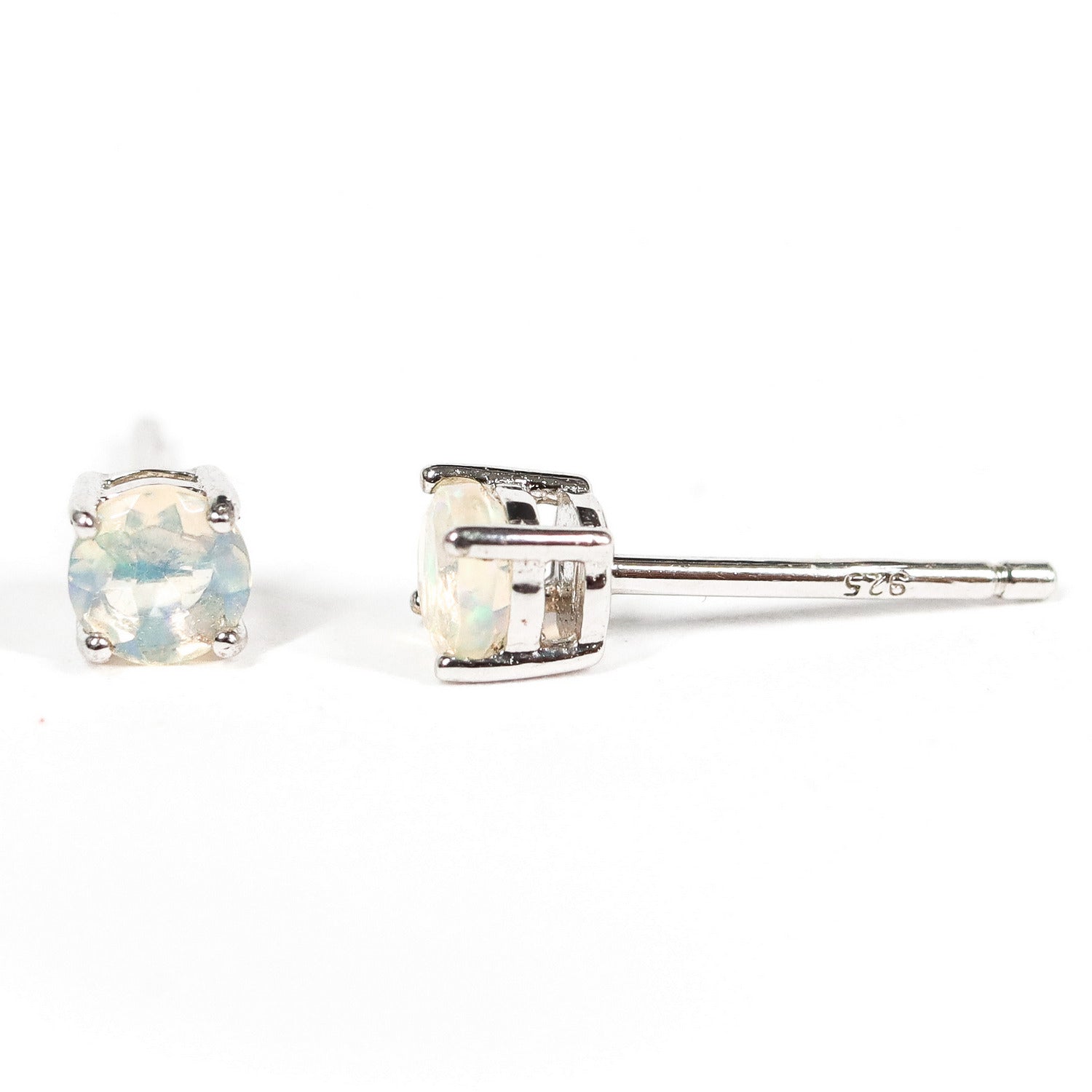Pendientes pegados con piedra preciosa de Ópalo de 4 mm engarzado en plata de ley