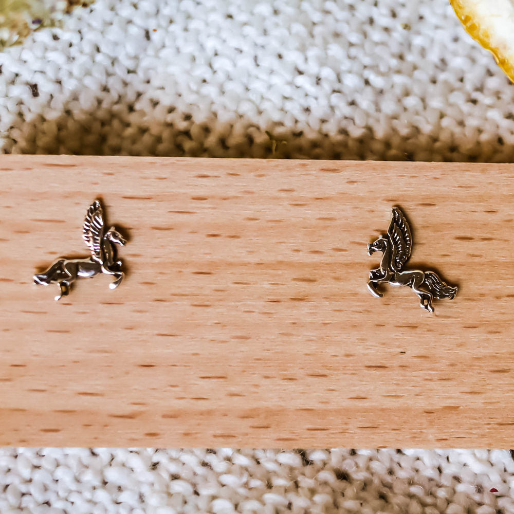 Pendiente en Plata de ley forma de pegasus con tuerca mariposa.