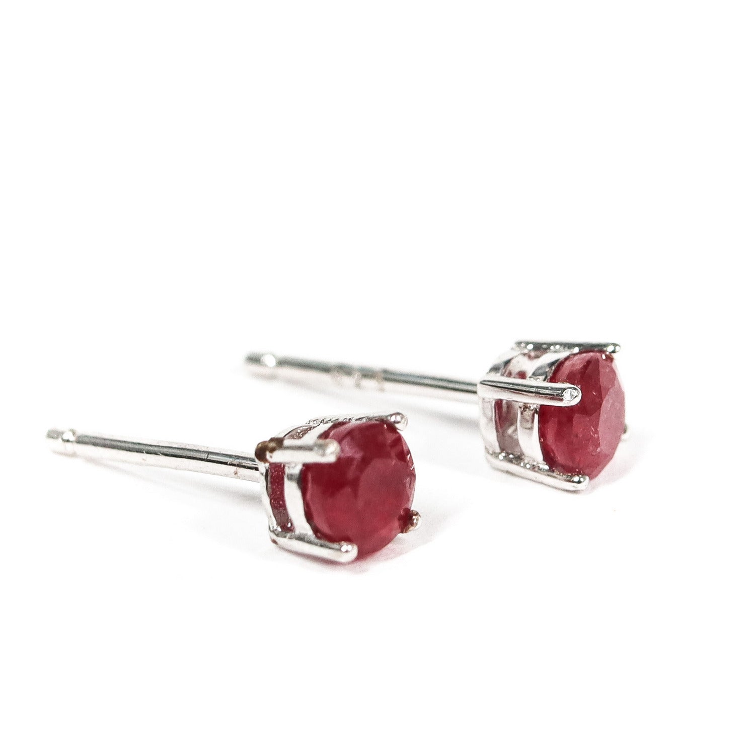 Pendientes pegados con piedra preciosa de Rubí de 4 mm engarzado en plata de ley
