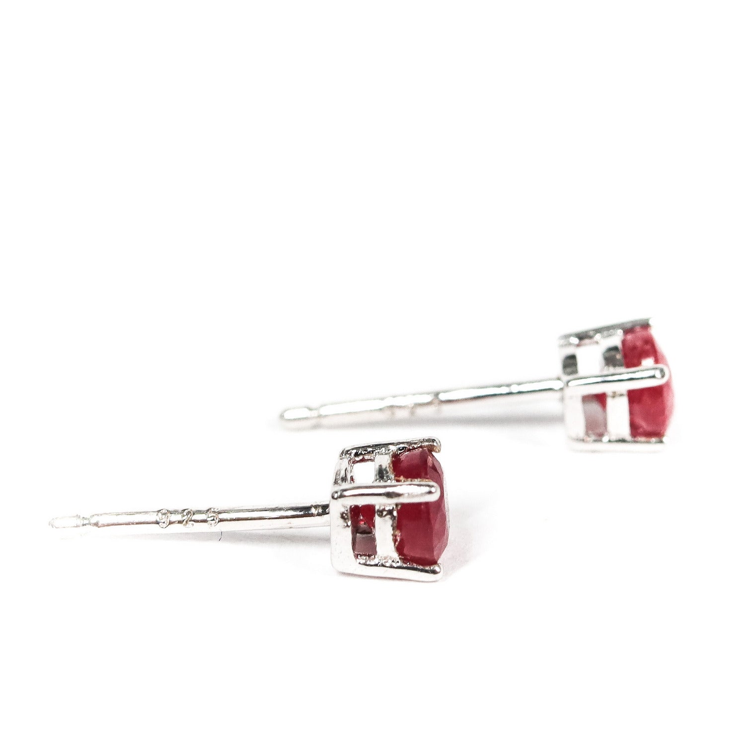 Pendientes pegados con piedra preciosa de Rubí de 4 mm engarzado en plata de ley