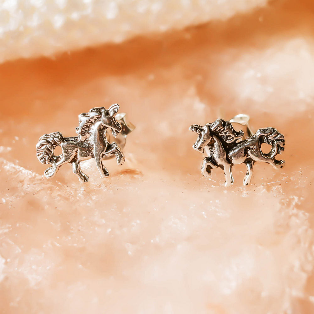 Pendiente En Plata De Ley Forma De Unicornio Con Tuerca Mariposa.