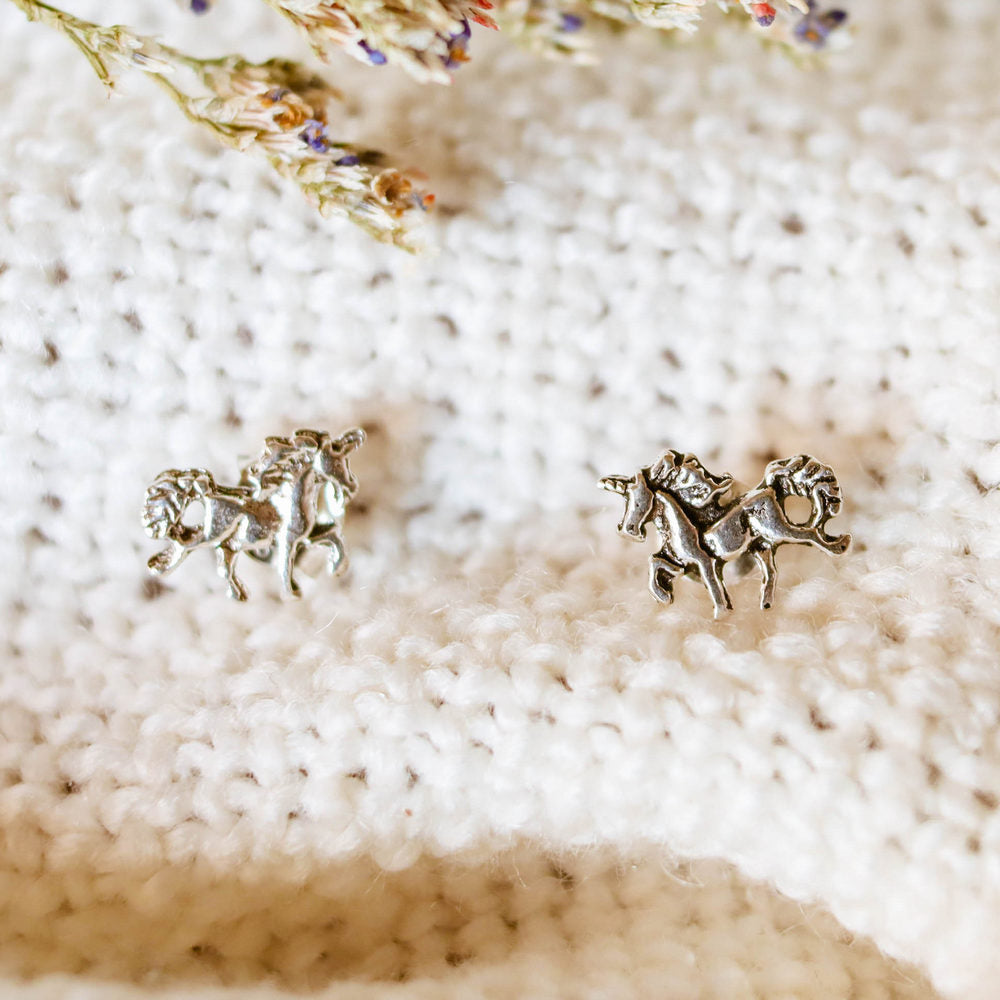 Pendiente En Plata De Ley Forma De Unicornio Con Tuerca Mariposa.