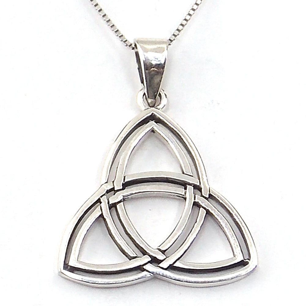 Colgante de plata de ley de Triquetra de 29x27mm aprox. Con cadena de 45cm