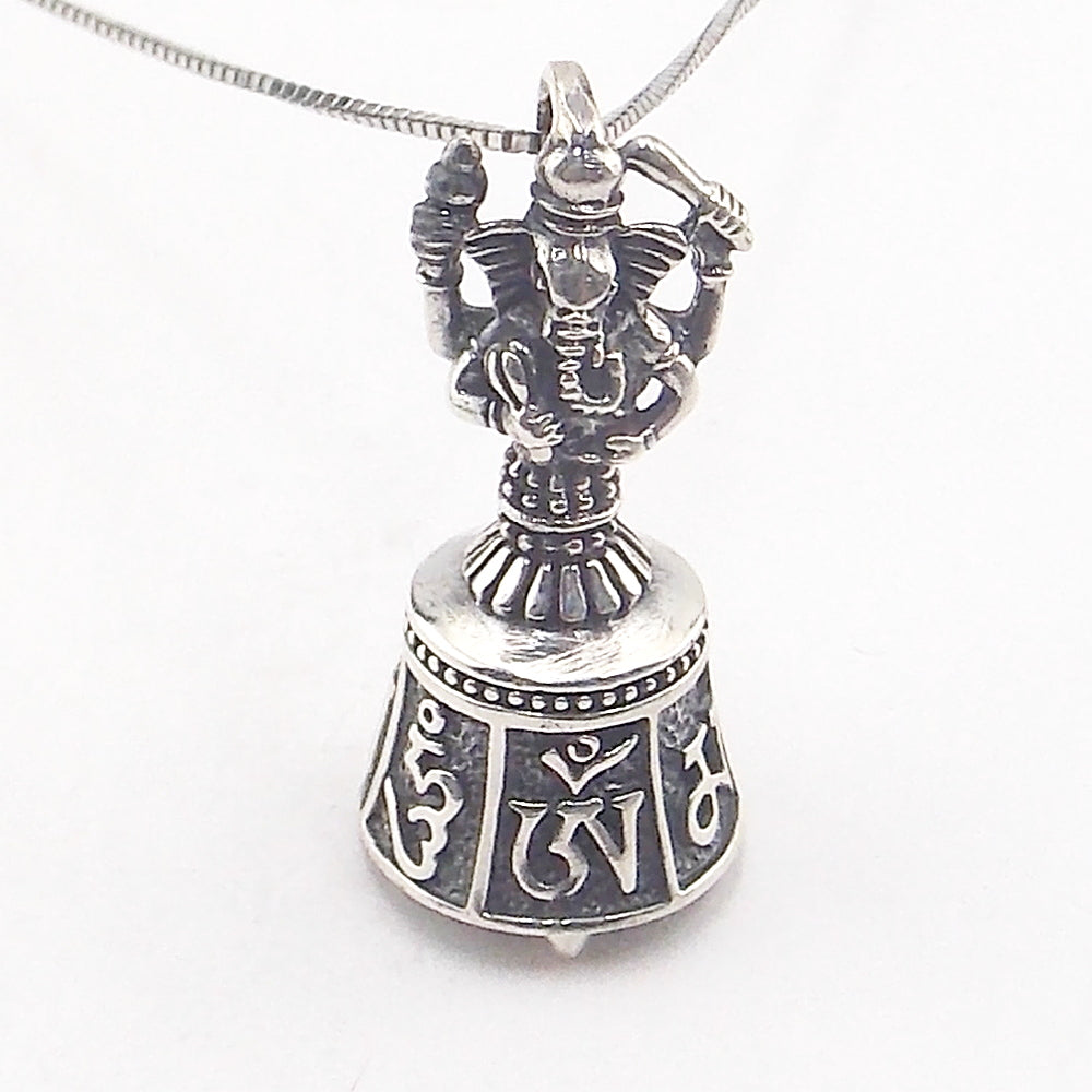 Colgante de plata de ley de Ganesha (con campana) de 30x10mm. Con cadena de 45cm