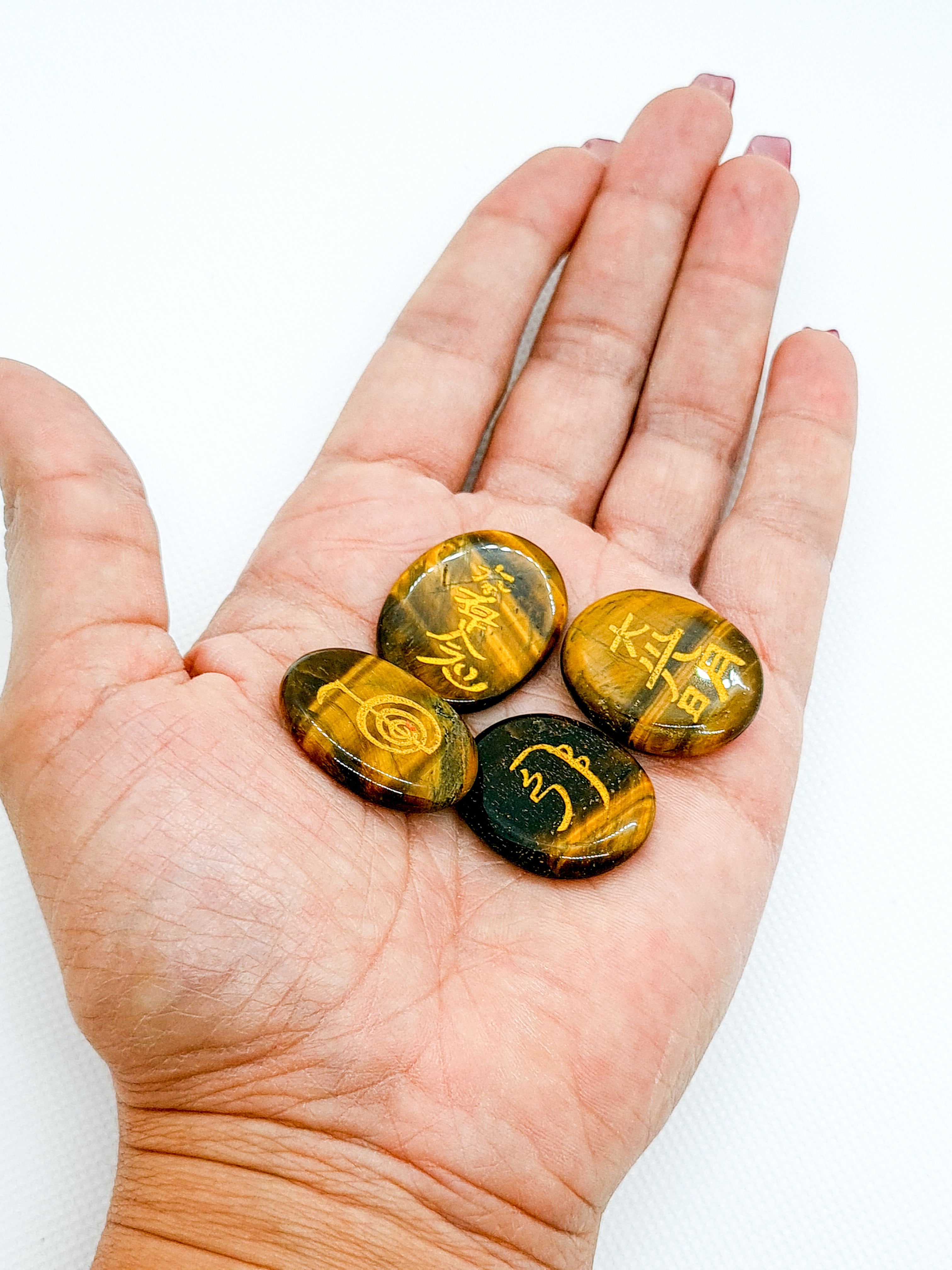 Conjunto de piedras con símbolos de Reiki en Ojo de tigre