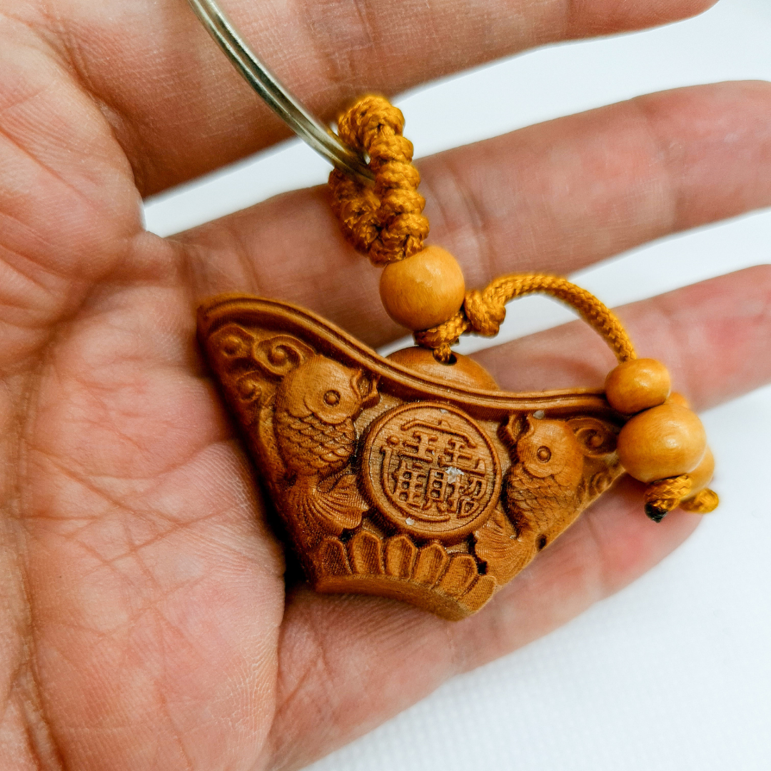 Llavero budista de madera con forma de lingote de oro para la abundancia