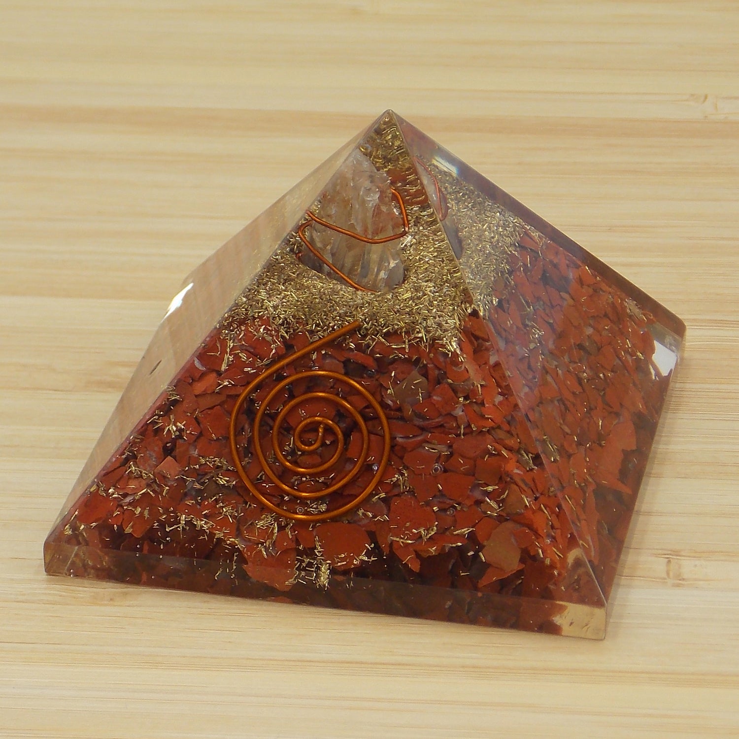 Pirámide de orgonita de aprox. 5-6cm de Jaspe rojo