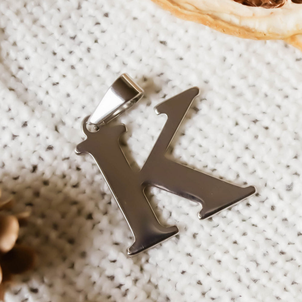 Colgante de acero inoxidable con forma de letra K de 28mm