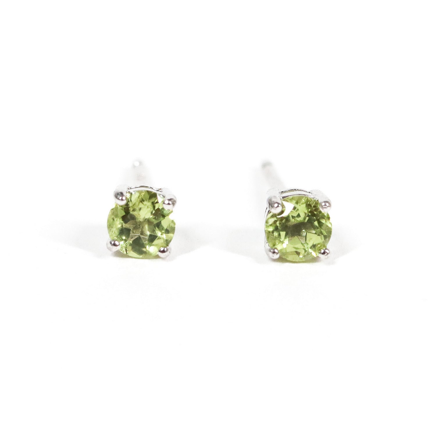 Pendientes pegados con piedra preciosa de Peridoto de 4 mm engarzado en plata de ley