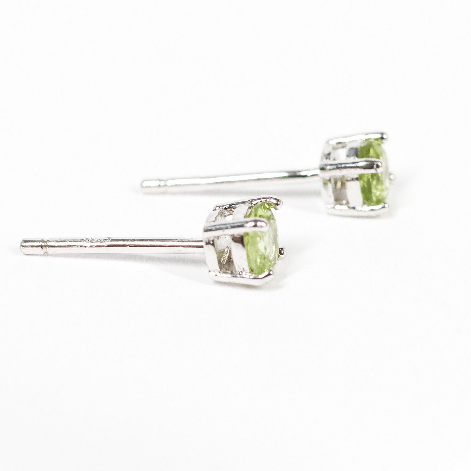 Pendientes pegados con piedra preciosa de Peridoto de 4 mm engarzado en plata de ley