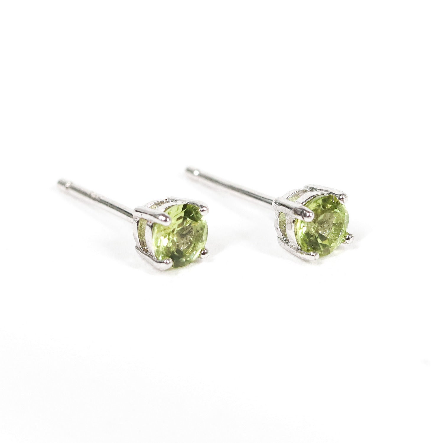 Pendientes pegados con piedra preciosa de Peridoto de 4 mm engarzado en plata de ley